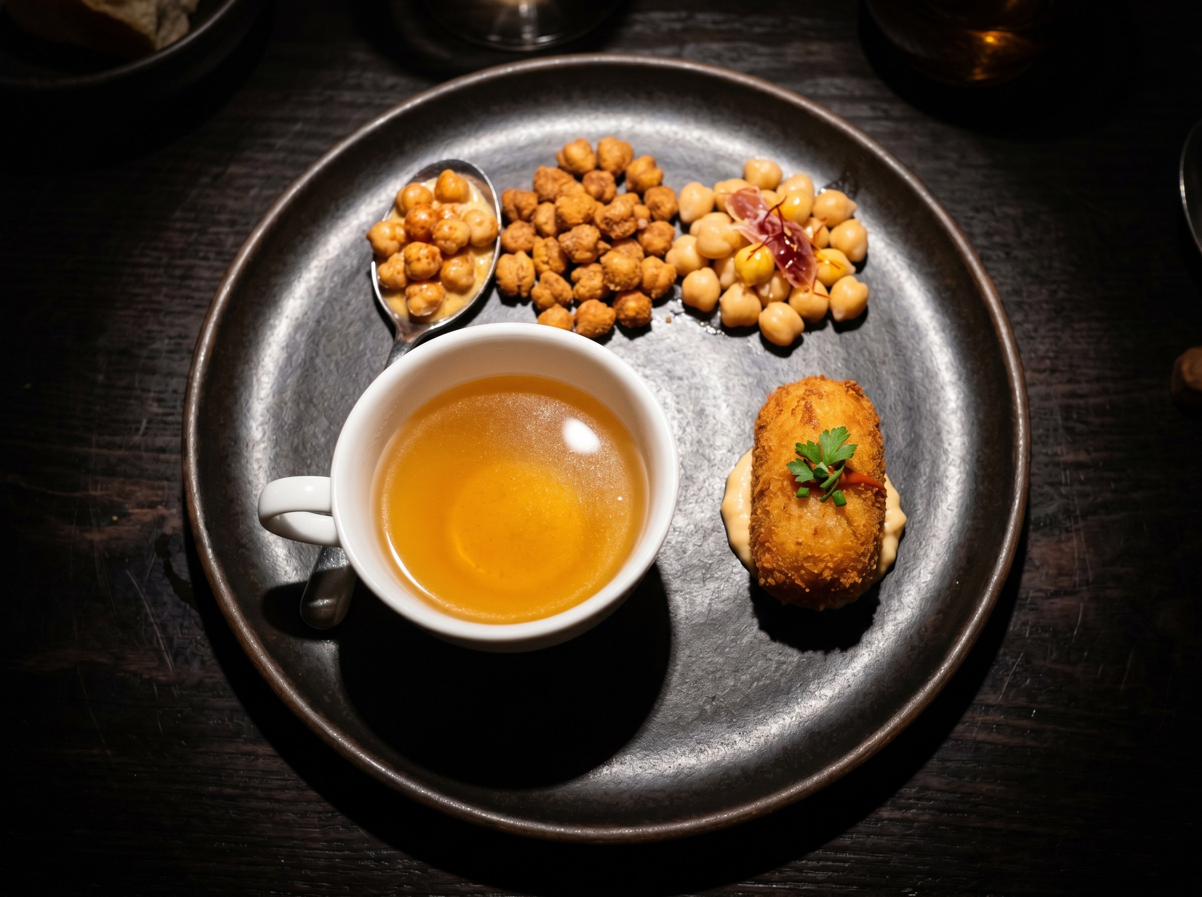 Emplatado del cocido deconstruido: consomé y croqueta