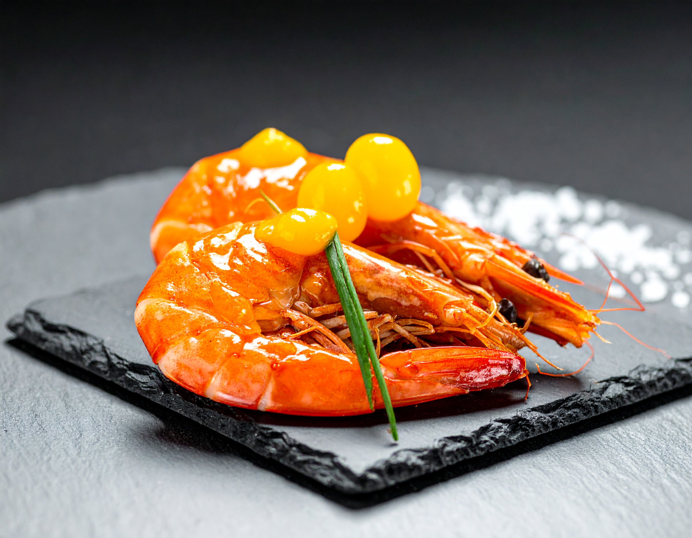 Gambas de Palamós con mantequilla de coral naranja brillante y esferas de yuzu grandes