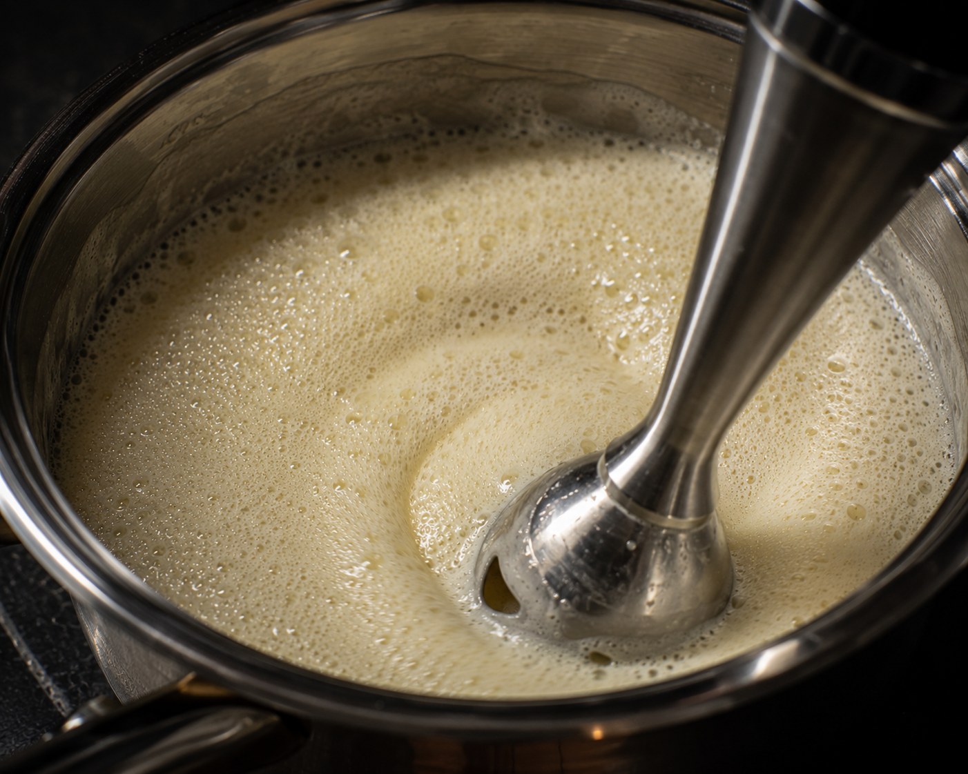 Espuma de pil-pil montándose con batidora y lecitina de soja