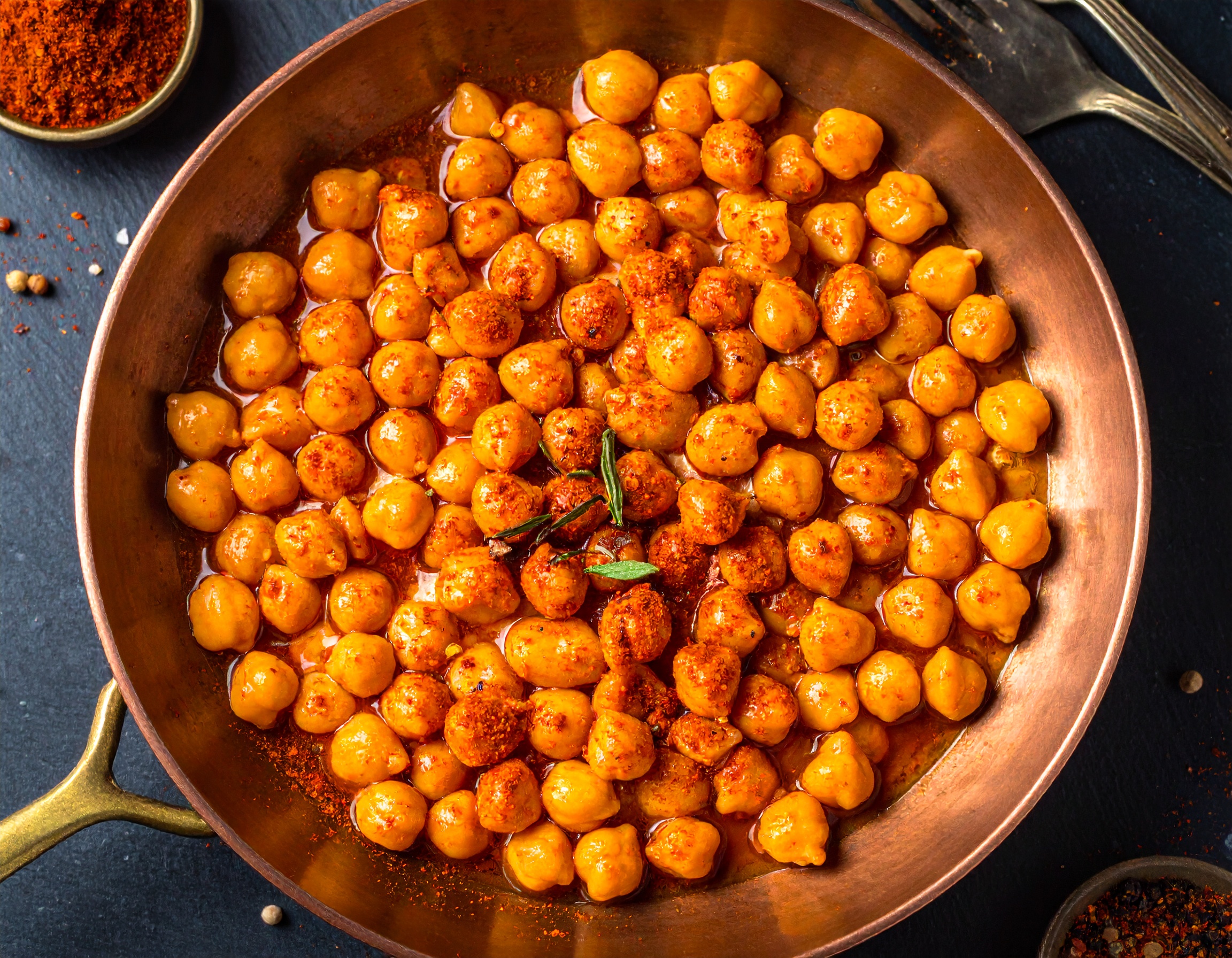 Garbanzos pedrosillanos salteados con pimentón de la Vera ahumado en sartén de cobre