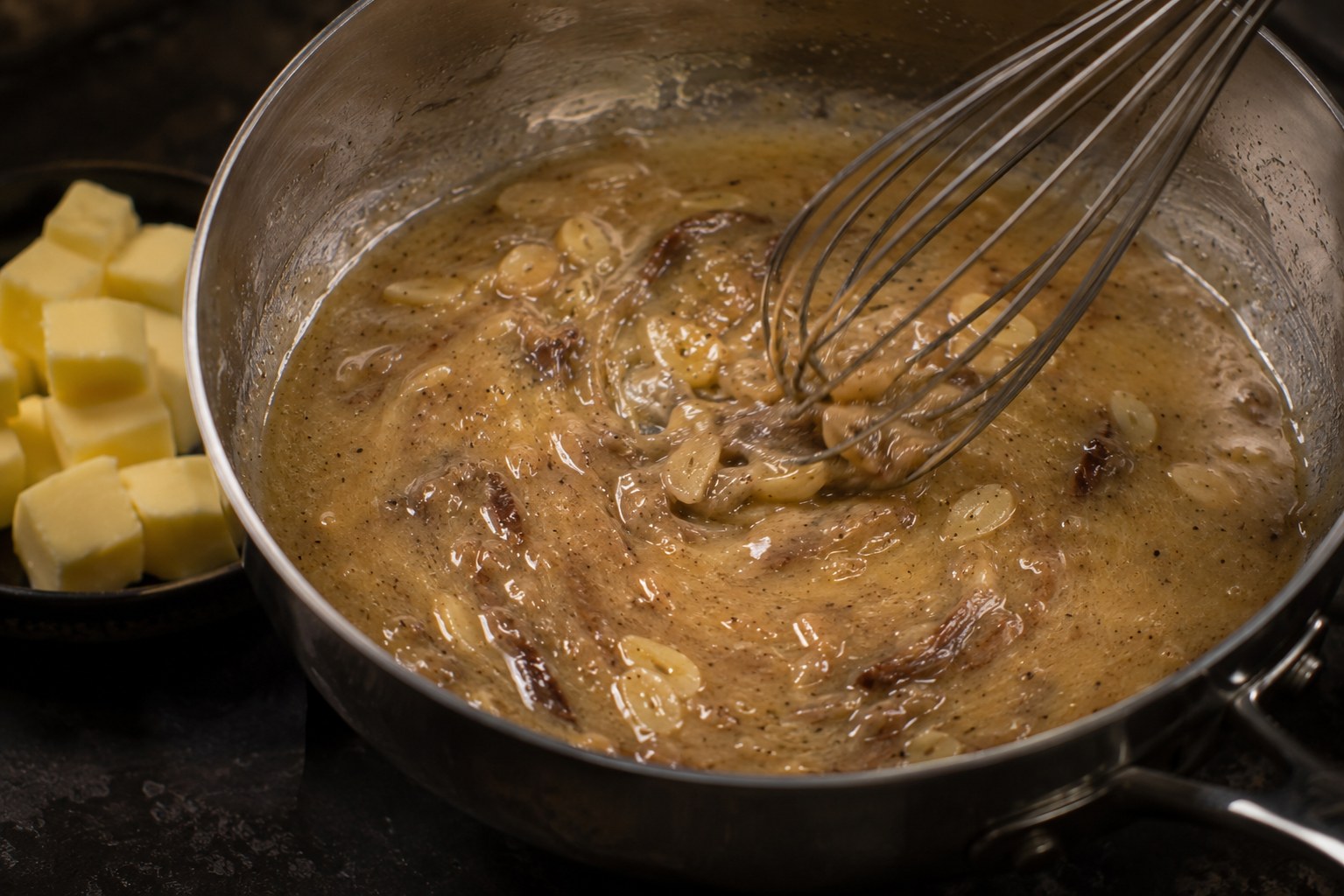 Mantequilla de anchoa emulsionándose con los jugos del asado