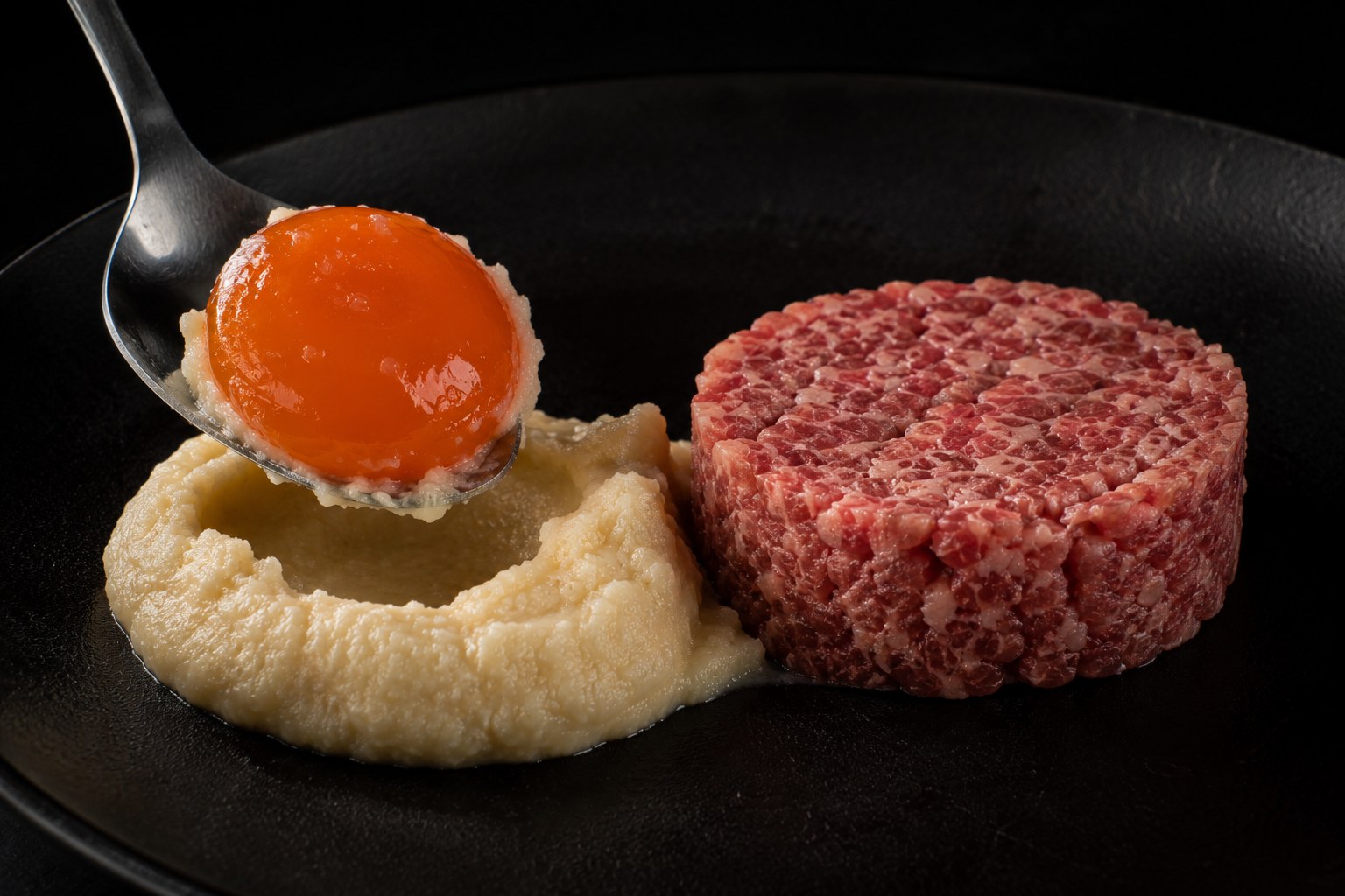 Montaje: yema curada extraída del miso y tartar moldeado con aro
