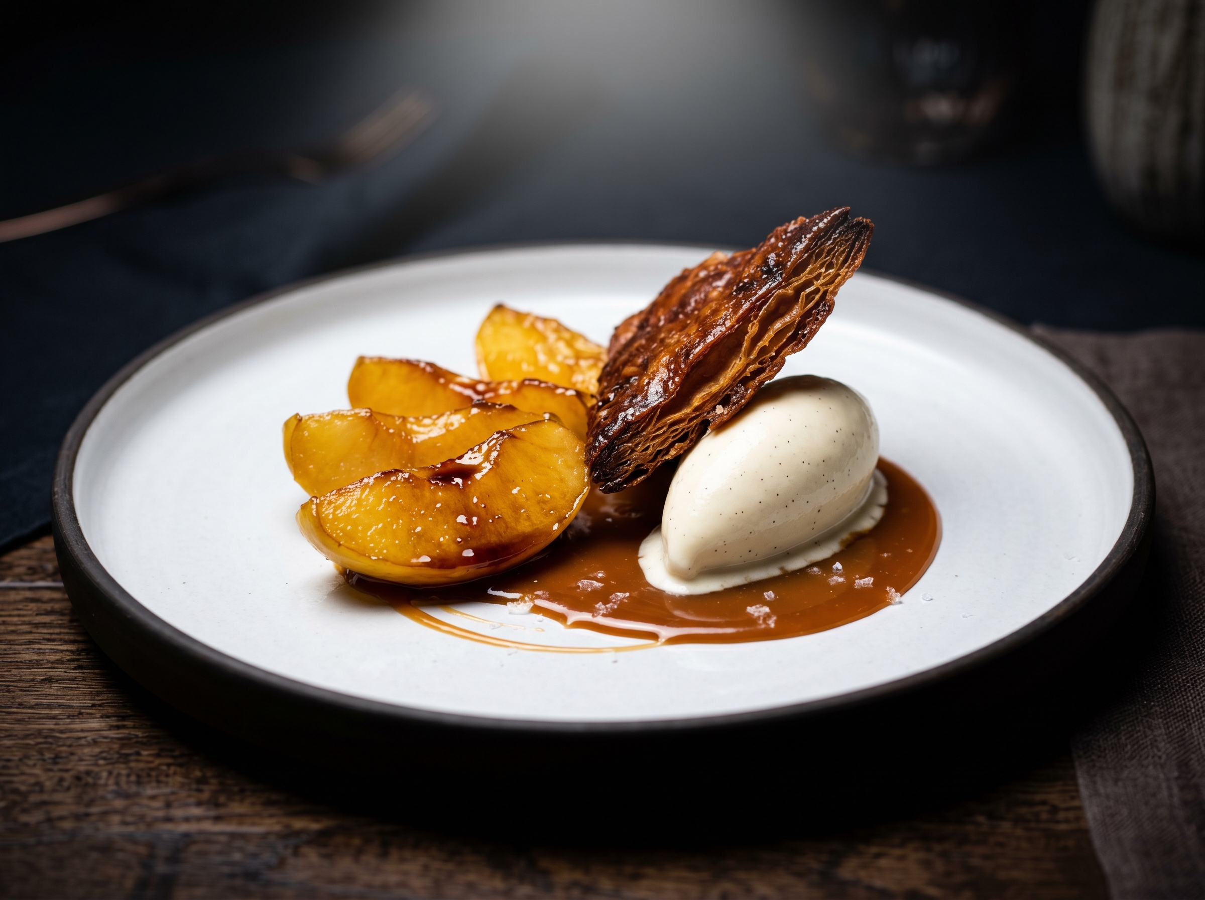Tarta Tatin deconstruida con manzanas caramelizadas, tuile de hojaldre y helado de vainilla Madagascar