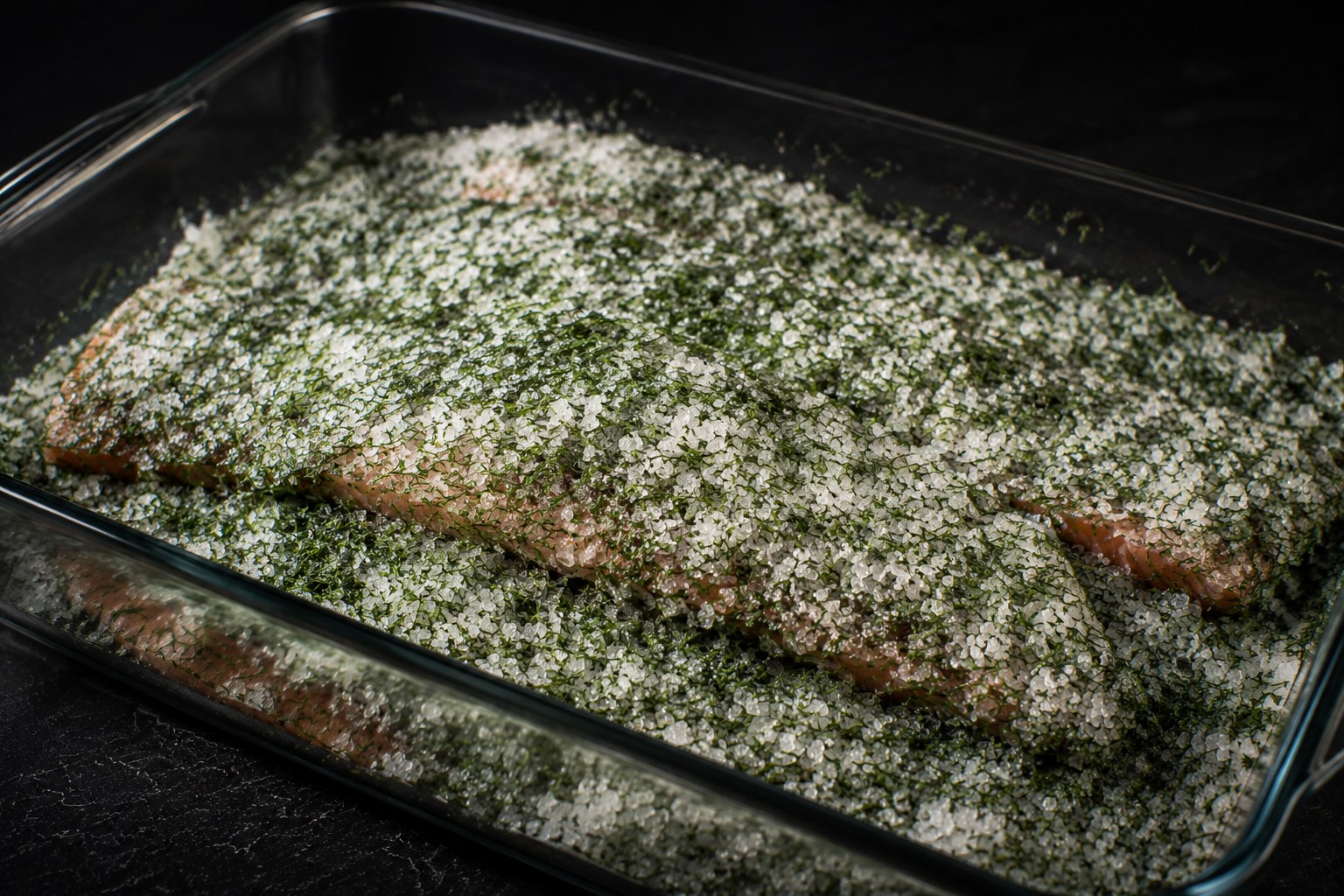 Filetes de trucha cubiertos por la cura de sal, azúcar y eneldo