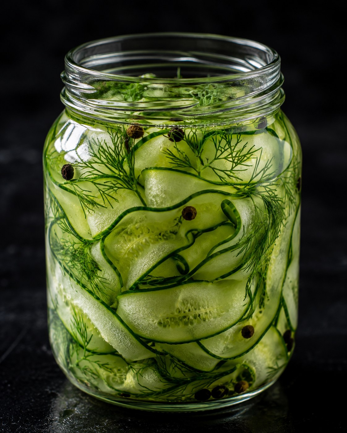 Láminas de pepino encurtiéndose en vinagre con dill