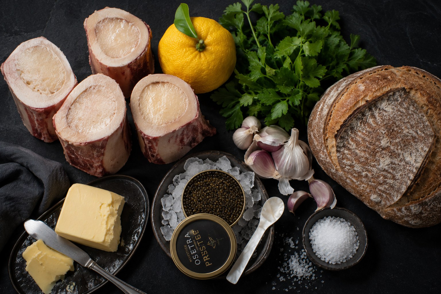 Ingredientes: huesos de caña de buey, yuzu, perejil, caviar Osetra, masa madre y mantequilla