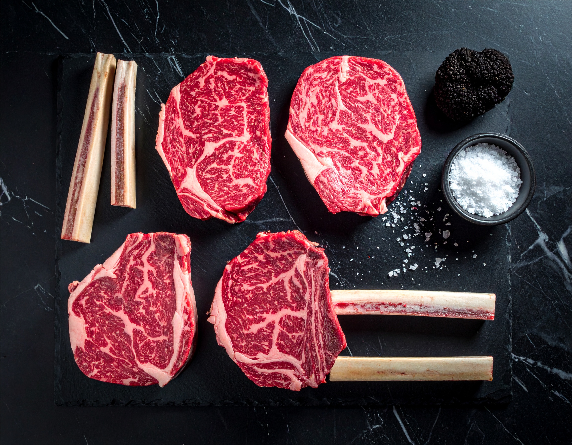 Mise en place: wagyu A5 con marmoleado extremo, trufa negra, champiñones y tuétano sobre mármol