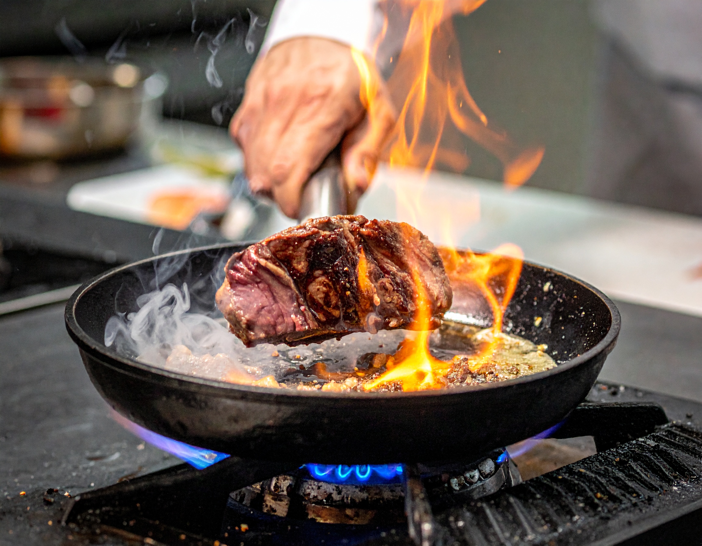 Wagyu A5 sellándose en sartén de hierro a temperatura máxima, costra Maillard en 45 segundos